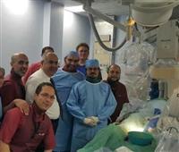 فريق طبي سعودي يجري عملية جراحية على الهواء