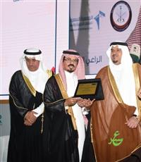 نائب أمير الرياض يسلم د.بلغيث تكريم جمعية القلب
