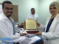 الدكتور / عيسى الخثيمي يقدم درع تكريم لأخصائية 