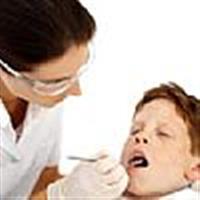 كيف تتعامل مع خلع أو كسر أسنان طفلك اللبنية 